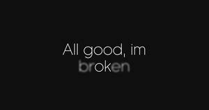 文字寫著「All good, im broken」，其中「broken」模糊在黑色背景上。 — 悲傷語錄 壁紙