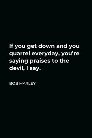 黑色背景上 Bob Marley 關於爭吵和讚美魔鬼的白色文字名言。