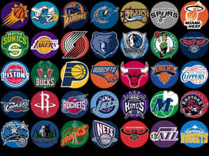 黑色背景上以網格排列的NBA球隊標誌集合。 — 第七班 壁紙