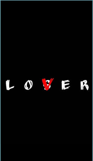 黑色背景上帶有紅色斜線穿過 V 的 LOVER 字樣。 — 愛情語錄 GIF 壁紙