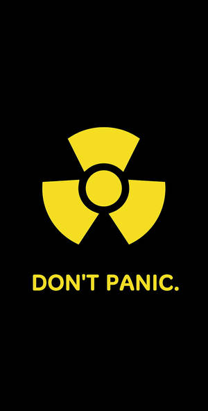 黑色背景上的黃色輻射標誌和 don't panic 文字 — 驚爆危機 壁紙