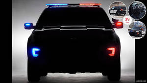 黑色警用SUV，在工作室環境中帶有閃爍的藍色和紅色燈光。 — 警察 GIF 壁紙