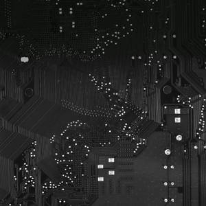 黑色電路板的特寫，具有銀色路徑和焊點。 — 主機板 壁紙