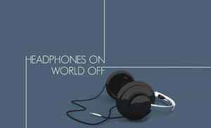 藍色背景上帶有 headphones on world off 文字的黑色耳機 — 音樂 壁紙