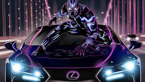 穿著發光套裝的黑豹蹲在紫色 Lexus 上，身處夜晚霓虹城市。 — 黑豹 壁紙