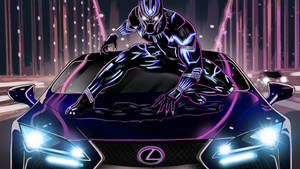 黑豹穿著超級英雄服裝，夜晚蹲在一輛紫色 Lexus 車上。 — 黑豹 壁紙