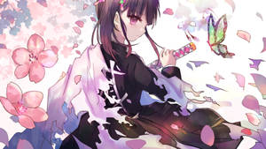 動漫少女手持武士刀，被櫻花和蝴蝶環繞。 — 鬼滅之刃 壁紙