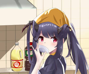 動漫女孩在廚房裡靠近食用油瓶啜飲杯子。 — 可愛動漫女孩 壁紙