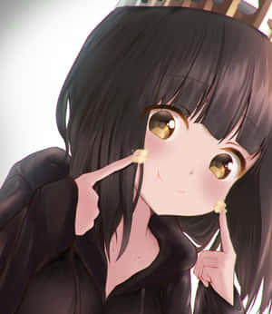 黑髮金眼的動畫女孩，用閃閃發光的手指俏皮地指著臉頰。 — Galaxy Z Fold 壁紙
