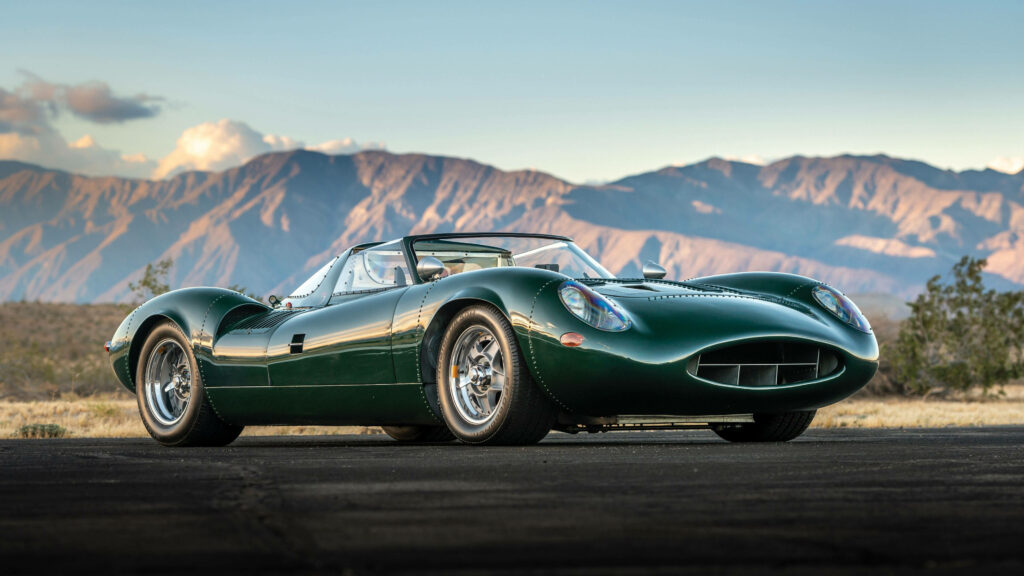 Green Car In Desert Wallpaper